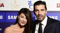 Gianluigi Buffon bersama kekasihnya, Ilaria D’Amico. (MIGUEL MEDINA / AFP)