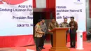 Presiden Jokowi menandatangani prasasti peresmian gedung fasilitas layanan Perpustakaan Nasional di Jakarta, Kamis (14/9). Pembangunan gedung menggunakan anggaran multi years (2013-2016) yang menelan biaya Rp465.207.300.000. (Liputan6.com/Angga Yuniar)