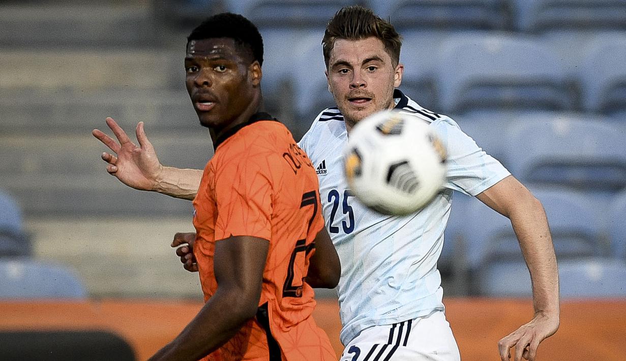 Belanda dan Skotlandia saling serang, tetapi tak ada gol lagi setelah Mamphis Depay menyamakan kedudukan (1-1) hingga turun minum. (Foto: AFP/Patricia De Melo Moreira)