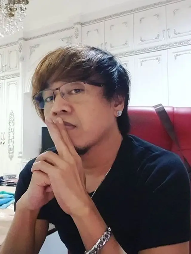 6 Potret Ian Kasela saat Tak Pakai Kacamata Hitam, Bikin Pangling