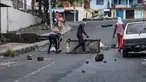 Para demonstran oposisi membarikade sebuah jalan di Moroni pada 17 Januari 2024. (Olympia DE MAISMONT/AFP)