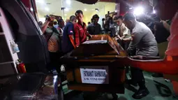Petugas mengangkat peti jenazah salah satu korban kecelakaan kereta api, yang melibatkan KA Argo Bromo Anggrek dan KRL Commuter Line di Stasiun Bekasi Timur, usai diidentifikasi di Rumah Sakit Polri Kramat Jati, Jakarta Timur, Selasa (28/4/2026). (Kapanlagi.com/Budy Santoso)