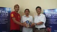 Sesi konfrensi pers Djoko Purwoko Football Foundation di Sekretariat Asprov PSSI Jabar, Jalan Lodaya, Bandung, Selasa (7/3/2017).