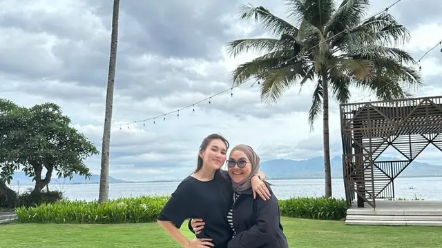 Kedekatan Ayu Ting Ting dan sang ibu jadi sorotan. (credit: instagram.com/mom_ayting92_)