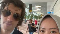 Seorang penggemar asal Indonesia berhasil foto bareng vocalist Arctic Monkeys, Alex Turner, di Bandara Changi Singapura. (dok. Twitter&nbsp;@almazhafira/https://twitter.com/almazhafira/status/1630906556643700737/photo/1)