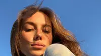Potret Menawan Gandengan Baru Brad Pitt, Model Jerman Nicole Poturalski