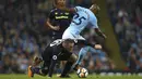 Aksi Wayne Rooney melewati adangan pemain Manchester City, Fernandinho (kanan) pada lanjutan Premier League di Etihad Stadium, Manchester, (21,/8/2017). City ditahan Everton 1-1. (AP/Dave Thompson)