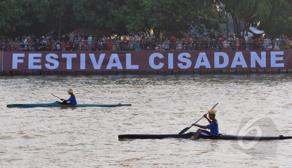 Peserta mendayung kano melintasi Sungai Cisadane dalam rangka Festival Cisadane 2015, Banten, Sabtu (23/5/2015). Sebanyak 100 perahu nusantara menampilkan berbagai pernak-pernik budaya khas nusantara (Liputan6.com/Andrian M Tunay)