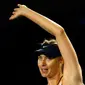 Maria Sharapova melambaikan tangan kepada penonton yang menyaksikan pertandingan Australia Open 2016 di Melbourne Park, Australia, (22/1). Sharapova menang 6-1, 6-7(5), dan 6-0. (REUTERS/Thomas Peter)