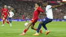 <p>Pemain Liverpool Trent Alexander-Arnold (kiri) berebut bola dengan pemain Tottenham Hotspur Ryan Sessegnon pada pertandingan sepak bola Liga Inggris di Stadion Anfield, Liverpool, Inggris, 7 Mei 2022. Pertandingan berakhir imbang 1-1. (AP Photo/Jon Super)</p>