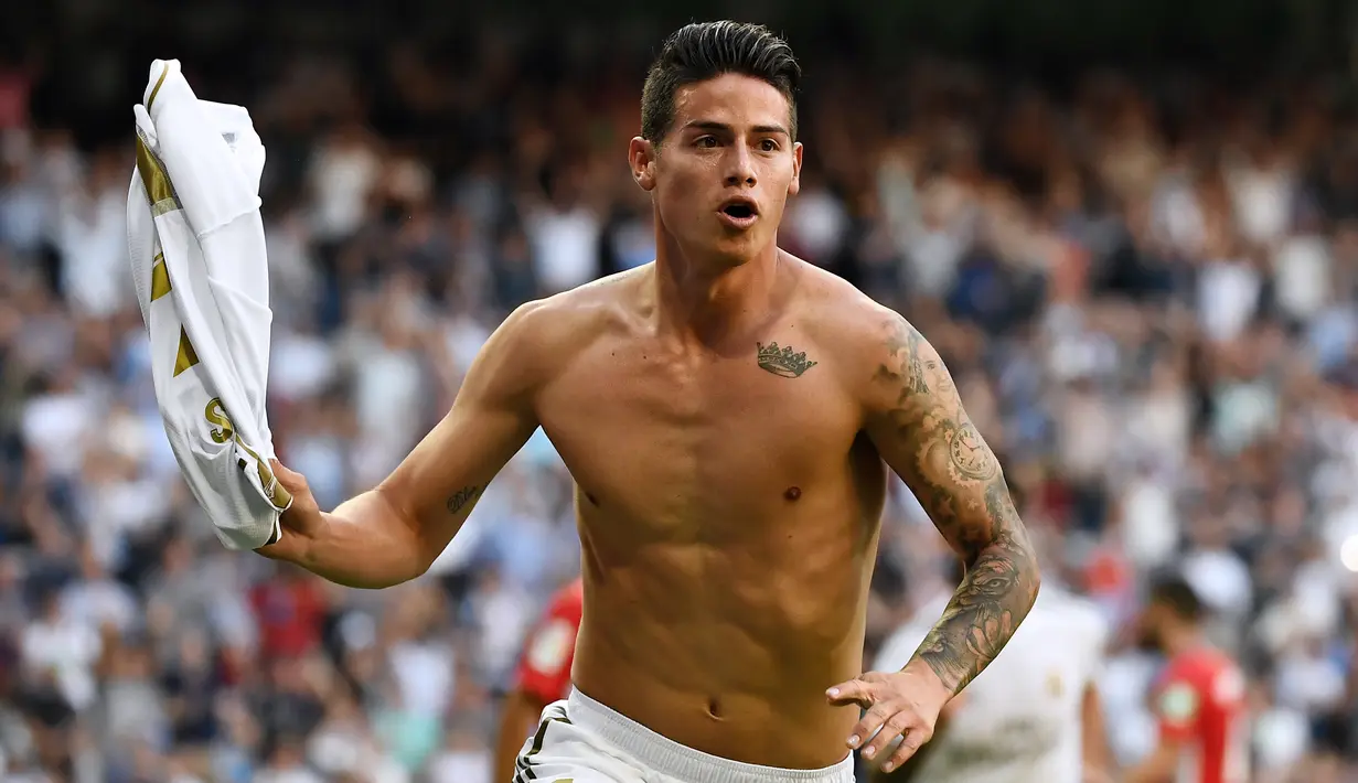 Gelandang Real Madrid, merayakan gol yang dicetaknya ke gawang Granada pada laga La Liga Spanyol di Stadion Santiago Bernabeu, Madrid, Sabtu (5/10). Madrid menang 4-2 atas Granada. (AFP/Pierre-Philippe Marcou)