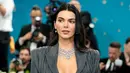 <p>Kendall Jenner tampil memukau dengan kalung berhiaskan berlian 12,37 karat dan berlian 76,11 karat yang dipasang pada emas putih 18 karat, anting berhiaskan berlian yang dipasang pada emas putih 18 karat, cincin berhiaskan berlian marquise cut 5,01 karat yang dipasang pada emas putih 18 karat, dan cincin berhiaskan berlian emerald cut 5,04 karat yang dipasang pada emas 18 karat dari Haute Joaillerie Collection. [dok. Chopard]</p>