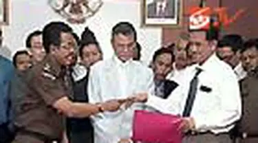Keputusan Kejaksaan Agung untuk mengajukan PK terhadap pembatalan SKPP Bibit Samad Rianto dan Chandra M Hamzah disikapi negatif oleh ICW. Keputusan itu justru membuat dua Wakil Pimpinan KPK tersebut kembali menjadi tersangka. 