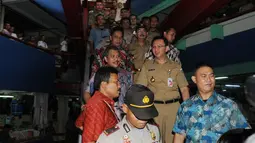 Gubernur DKI Jakarta Basuki T Purnama saat berada di dalam Pasar Blok G, Tanah Abang, Jakarta, Rabu (15/4/2015). Kedatangan Ahok tersebut untuk melihat situasi dan kondisi secara langsung di kawasan Pasar Tanah Abang. (Liputan6.com/Herman Zakharia)