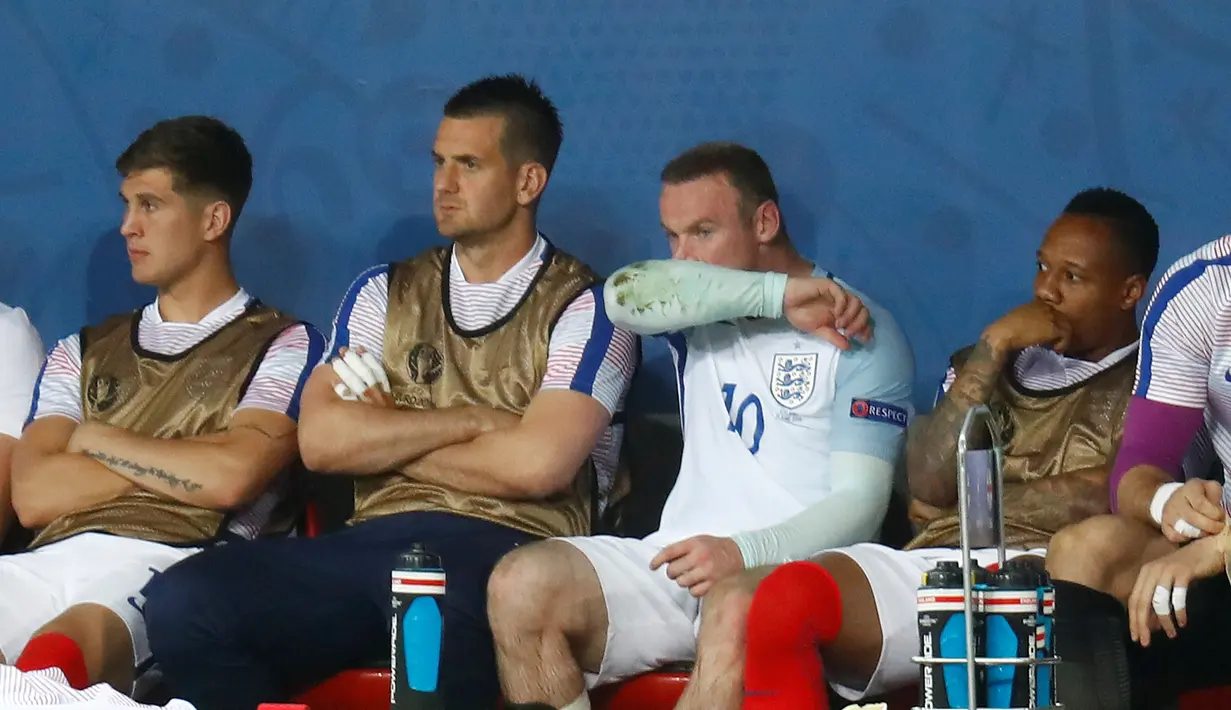 Wayne Rooney pun semakin bersedih karena belum berhasil mempersembahkan gelar juara bagi Inggris. (Reuters/Kai Pfaffenbach)