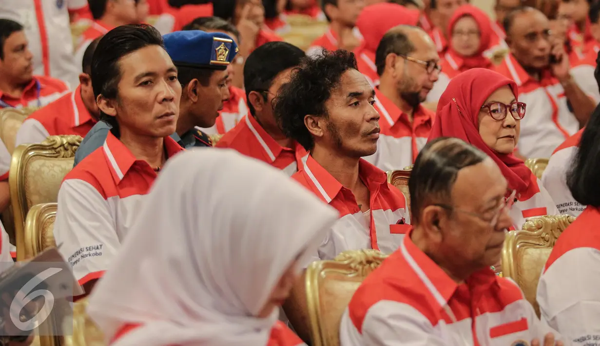 Duo personel Slank, Bimbim dan kaka saat menghadiri peringatan Hari Anti Narkoba Internasional di Istana Negara, Jumat (26/6/2015). Peringatan Hari Anti-Narkoba Internasional bertema “Kecanduan dapat dicegah dan disembuhkan”. (Liputan6.com/Faizal Fanani)