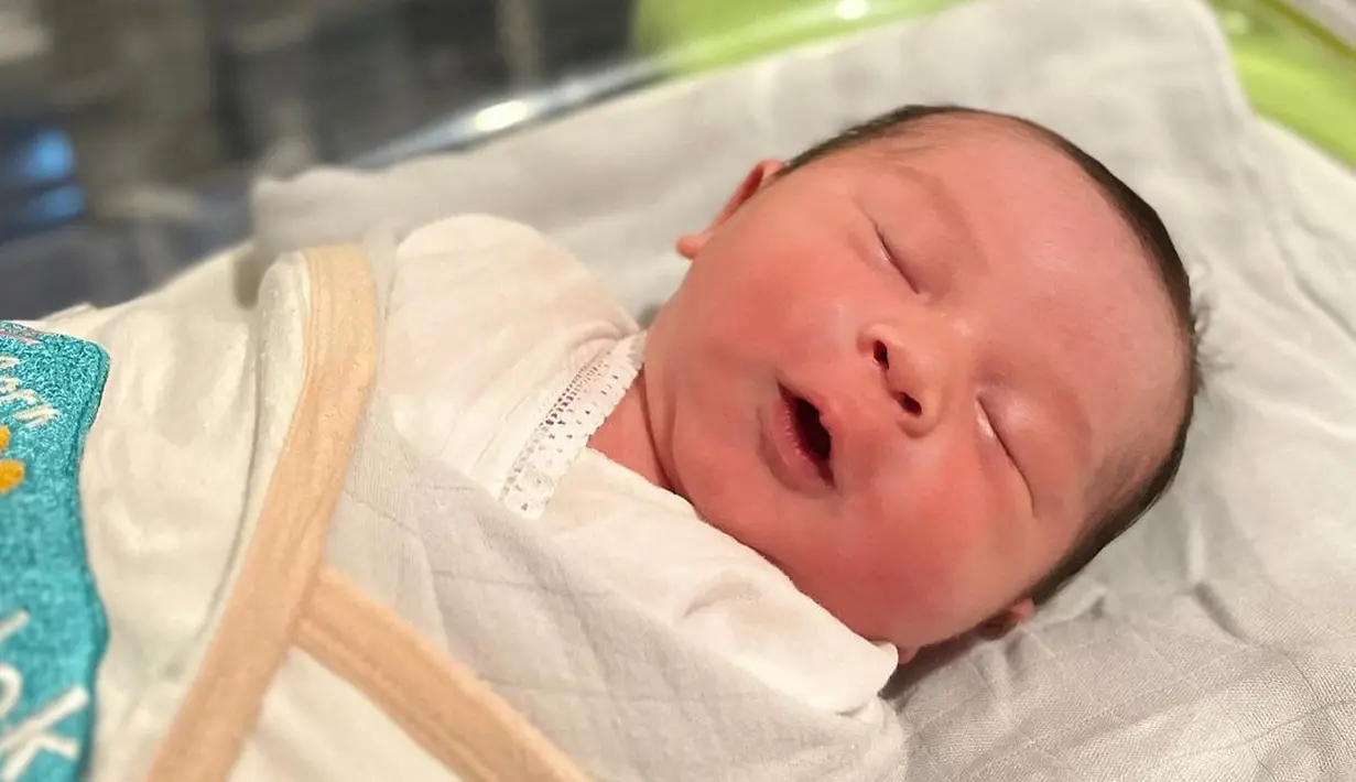 Unggahan tersebut langsung dibanjiri  ucapan selamat dan doa dari teman selebriti hingga warganet. "Selamat yaaa sayang ,hebat mama muda yang kuat."tulis Krisdayanti. "Alhamdulillah selamat nini welcome anak ganteng! Temen mainnya Nochi, masha Allah semangat MengASIhi kembali," tulis Tantri Salindri. [Instagram/rinni_w]