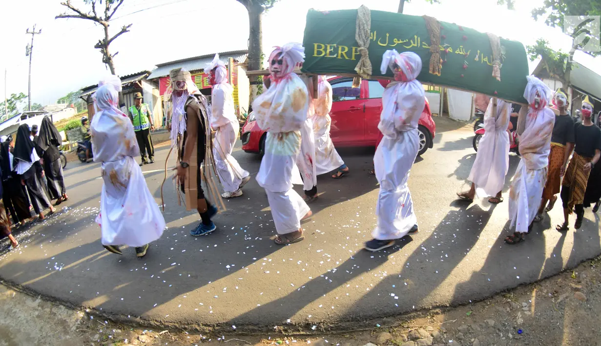 Sejumlah santri mengenakan kostum dan membawa keranda saat mengikuti pawai Hari Santri Nasional 2017 di Gunungpati, Semarang (22/10). Pawai ini dimeriahkan dengan pesta budaya nusantara, barongsai, drum band. (Liputan6.com/Gholib)