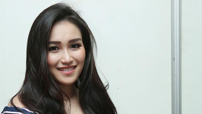 Berhijab Sambil Gendong Bayi Ayu Ting Ting Tuai Pujian