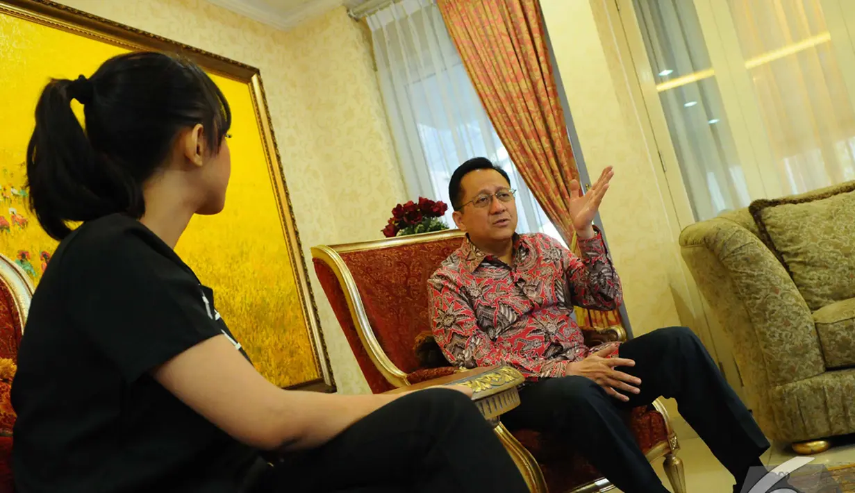 Ketua DPD RI, Irman Gusman berbagi cerita dengan Liputan6.com berkunjung ke kediaman pribadinya, Jakarta, Rabu (3/12/2014). (Liputan6.com/Andrian M Tunay)