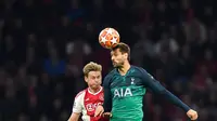 Duel udara penyerang Tottenham Hotspur, Fernando Llorente dan pemain Ajax Amsterdam, Frenkie de Jong pada laga kedua semifinal Liga Champions 2018/19 di Stadion Johan Cruyff, Rabu (8/5). Tottenham secara dramatis merebut tiket final Liga Champions setelah menaklukkan Ajax 3-2. (AP/ Martin Meissner)