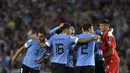 Selebrasi para pemain Timnas Uruguay setelah mengalahkan Timnas Argentina 2-0 pada laga lanjutan Kualifikasi Piala Dunia 2026 Zona Conmebol di La Bombonera Stadium, Buenos Aires, Argentina, Jumat (17/11/2023) pagi WIB. (AP Photo/Gustavo Garello)