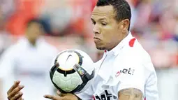 Aksi striker Sevilla asal Brasil Luis Fabiano saat laga lanjutan La Liga melawan Sporting Gijon di Ramon Sanchez Pizjuan Stadium, 17 April 2010. AFP PHOTO / CRISTINA QUICLER