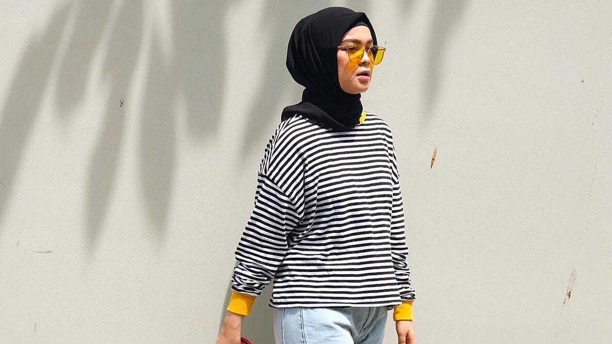 6 Rekomendasi Model Baju Garis Hitam Putih yang Cocok untuk Muslimah Usia 30-an ke Atas, Dijamin Modis dan Look Lebih Muda