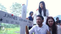 Artis Ruben Onsu menangis sambil memegang kayu nisan sang ayah, Johannes Abraham Onsu di TPU Pondok Ranggon, Jakarta Timur, Rabu (1/2). Ayah Ruben dan Jordi Onsu meninggal setelah satu minggu dirawat di sebuah rumah sakit. (Liputan6.com/Herman Zakharia)