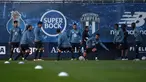 Para pemain FC Porto mengikuti sesi Latihan menjelang laga Liga Champions di tempat latihan klub di Olival, Vila Nova de Gaia, Senin (30/11/2020). FC Porto akan menjamu Manchester City dalam matchday 5 Grup C Liga Champions pada Rabu 2 Desember 2020 dinihari WIB. (MIGUEL RIOPA/AFP)