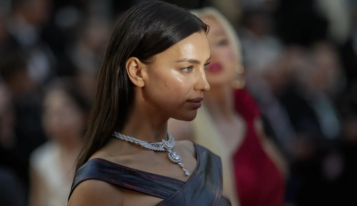 Model berusia 37 tahun ini menghadiri pemutaran perdana Firebrand (Le Jeu De La Reine) di Festival Film Cannes ke-76 dengan penampilan memukau dalam balutan ansambel dari perancang Mowalola. (AP Photo/Daniel Cole)