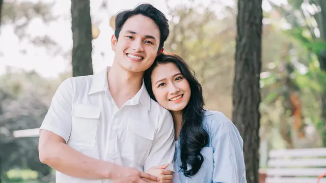 perempuan dan pasangan pinus