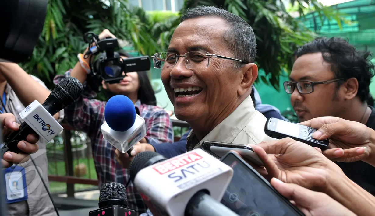 Senyum mantan Dirut PT PLN, Dahlan Iskan seusai diperiksa Kejaksaan Tinggi DKI Jakarta, Jumat (5/6/2015). Dahlan diperiksa sebagai saksi terkait korupsi proyek pembangunan 21 Gardu Listrik Jawa-Bali-Nusa Tenggara.(Liputan6.com/Johan Tallo)