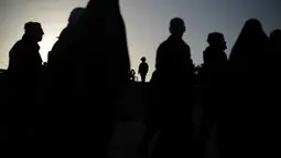 Otoritas Israel membatasi jumlah jemaah dari Tepi Barat maksimal 10.000 orang untuk bisa mengikuti salat Jumat. Tampak dalam foto, warga Palestina berbaris untuk melewati pos pemeriksaan militer Israel Qalandia antara kota Ramallah di Tepi Barat dan Yerusalem dalam perjalanan mereka untuk menghadiri salat Jumat di Masjid Al-Aqsa saat bulan suci Ramadan 1447 Hijriah, Jumat 20 Februari 2026. (AP Photo/Leo Correa)