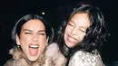 Mereka tampak seperti sahabat dekat, saling mendukung dan berbagi tawa. Gaya mereka yang kompak semakin menambah daya tarik kolaborasi ini. Chemistry yang kuat antara keduanya juga terlihat jelas, membuat penggemar semakin terpikat dan penasaran dengan proyek-proyek kolaborasi mereka selanjutnya. (Liputan6.com/IG/@dualipa)