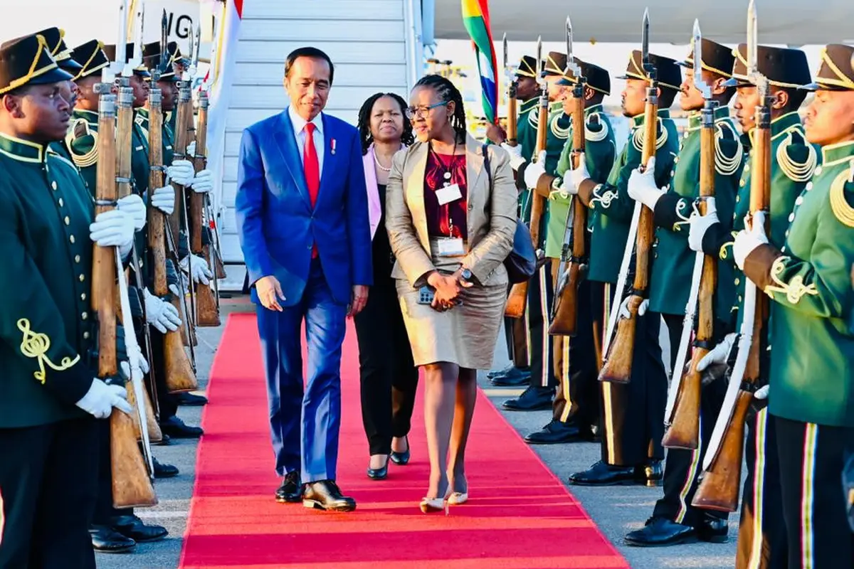 Presiden Joko Widodo atau Jokowi saat tiba di Bandar Udara Internasional O.R. Tambo, Johannesburg, Republik Afrika Selatan.