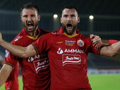 Gol dari striker Persija Jakarta, Marko Simic di masa injury time babak pertama berhasil membawa Macan Kemayoran unggul sementara 1-0 atas Persib Bandung dalam laga pekan ke-12 BRI Liga 1 2021/2022 di Stadion Manahan, Solo, Sabtu (20/11/2021). (Bola.com/Bagaskara Lazuardi)