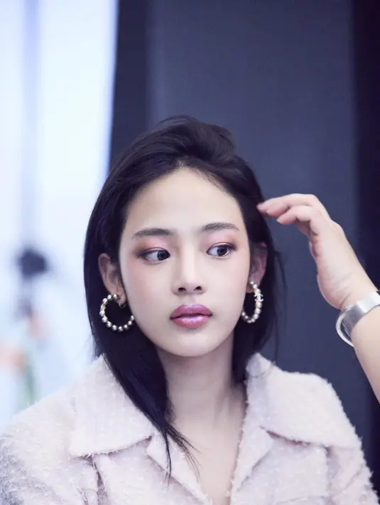 Dengan pesona yang lembut namun kuat, Minji mewakili semangat koleksi CAMÉLIA FUTURA 2025,  menggabungkan keanggunan klasik dengan elemen futuristik yang berani. [Dok/CHANEL].