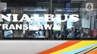 Penumpang berada di dalam bus AKAP saat menunggu keberangkatan di Terminal Pulogebang, Jakarta, Rabu (24/11/2021). Salah satu aturannya adalah memerintahkan kepala daerah untuk sosialisasi peniadaan mudik Natal dan tahun baru bagi warga pendatang. (merdeka.com/Iqbal S. Nugroho)