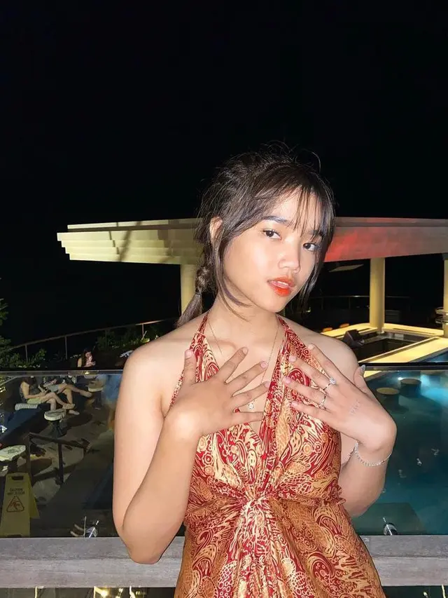 10 Potret Transformasi Gaya Rambut Fuji yang Kini Genap 20 Tahun, Selalu Keren