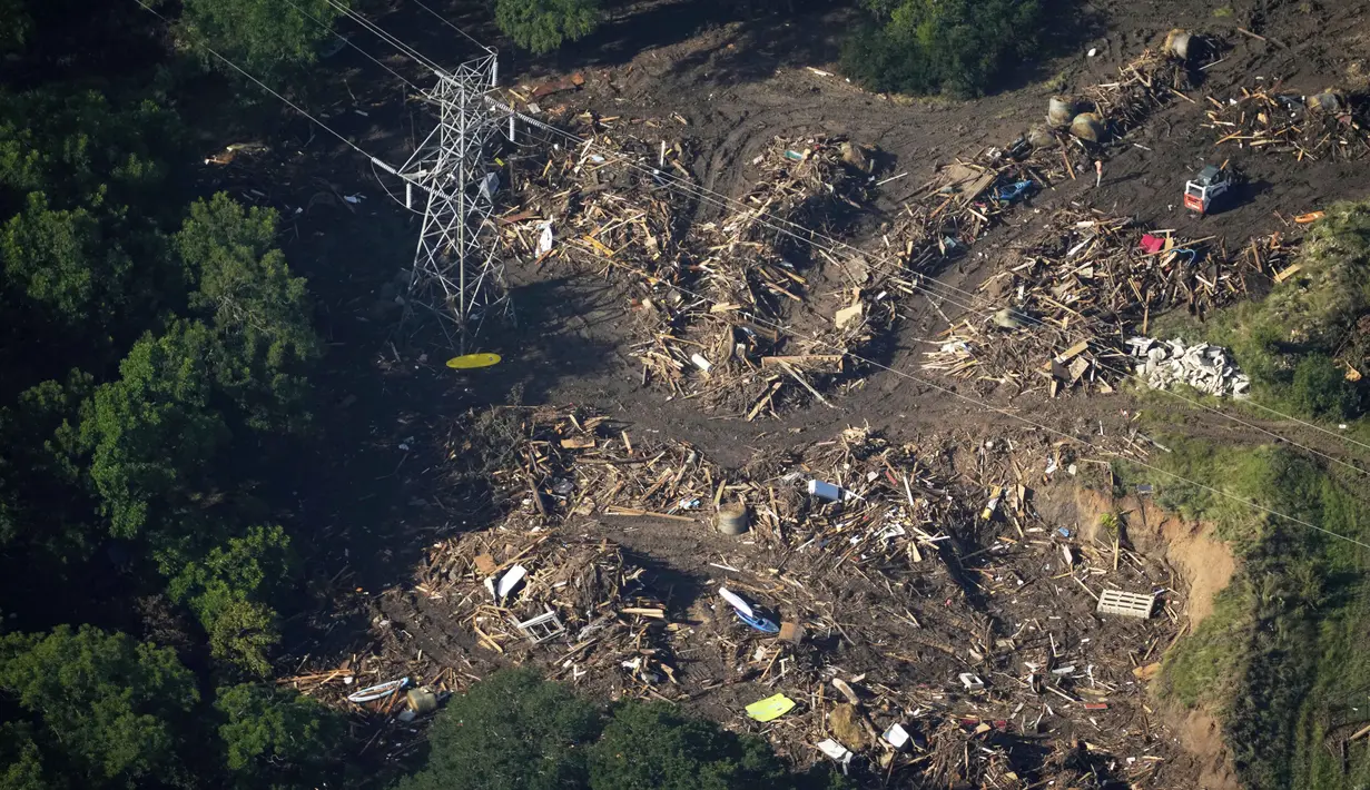 Sebelumnya, banjir bandang terjadi pada Jumat 4 Juli 2025 atau bertepatan dengan perayaan Hari Kemerdekaan Amerika Serikat (AS), di sekitar tepian Sungai Guadalupe, Kerr County, Texas. (AP Photo/Gerald Herbert)