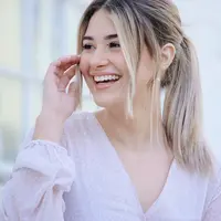 Ilustrasi tersenyum, tertawa, percaya diri. (Photo by @invadingkingdom on Unsplash)