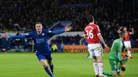 Striker Leicester City, Jamie Vardy, saat melakukan selebrasi usai mencetak gol ke gawang Manchester United, pada laga lanjutan Premier League, di King Power Stadium, Sabtu (28/11/2015). (AFP/Oli Scarff)