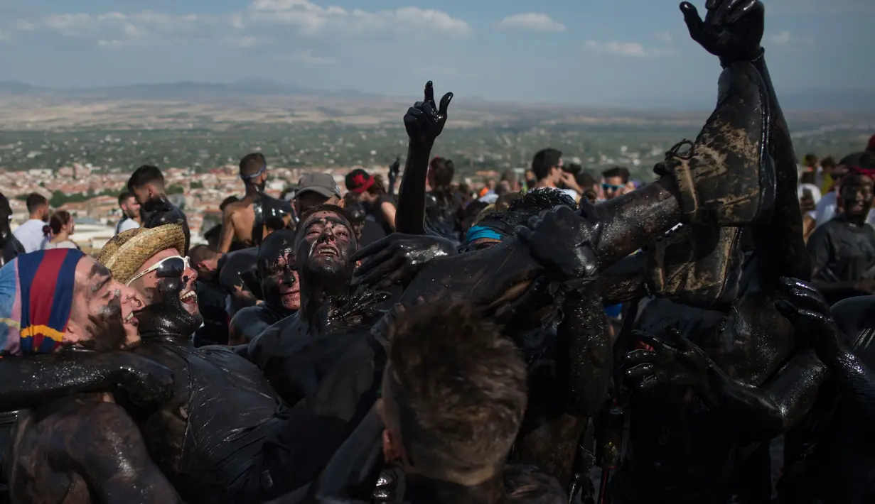 Peserta berlumuran oli saat mengikuti Festival Cascamorras di Baza, Granada, Spanyol, Kamis (6/9). Festval ini dilaksanakan di Kota Baza dan Guadix. (JORGE GUERRERO/AFP)