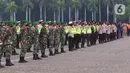 Personil gabungan melakukan apel pasukan pengamanan di Monas, Jakarta, Senin (19/7/2021). Pengamanan tersebut dilakukan untuk menjaga Hari Raya Idul Adha 1442 Hijriah dimasa pandemi Covid-19 saat PPKM Darurat. (Liputan6.com/Angga Yuniar)