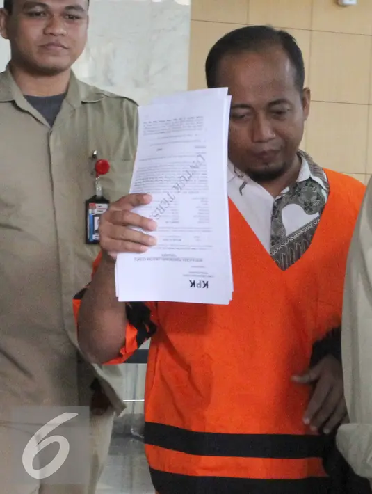 Tersangka korupsi pembangunan gedung diklat pelayaran Sorong Kemenhub, Sugiarto digiring ke Rutan Guntur, usai diperiksa KPK, Jakarta, Rabu (29/7/2015). Sugiarto ditahan karena diduga telah merugikan negara sekitar Rp 40 M. (Liputan6.com/Helmi Afandi)