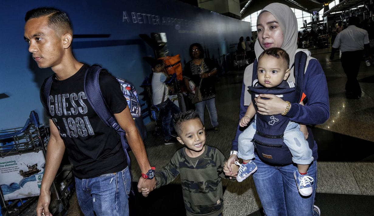 Pesepak bola Malaysia, Mohd Faiz Subri, mengajak isteri dan anaknya untuk ikut menghadiri FIFA Puskas Award 2016. (EPA/Ahmad Yusni)