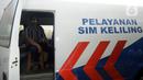 Warga duduk dalam mobil saat mengurus SIM di Pelayanan SIM Keliling, Tangerang Selatan, Banten, Jumat (7/8/2020). Ditlantas Polda Metro Jaya memberi dispensasi bagi pemilik SIM yang masa berlakunya habis di masa pandemi COVID-19 bisa memperpanjang sampai akhir Agustus 2020. (merdeka.com/Dwi Narwoko)