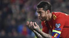 Bek Spanyol, Sergio Ramos, merayakan gol yang dicetaknya ke gawang Norwegia pada laga Kualifikasi Piala Eropa 2020 di Stadion Mestalla, Valencia, Sabtu (23/3). Spanyol menang 2-1 atas Norwegia. (AFP/Jose Jordan)