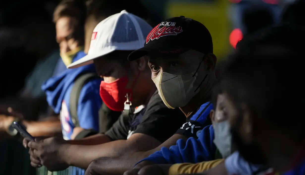 Seorang pria yang mengenakan masker menunggu kendaraan di halte bus di metro Manila, Filipina, Kamis (8/9/2022).  Meski penggunaan masker bukan keharusan, namun warga Filipina lanjut usia dan orang dengan gangguan kekebalan sangat dianjurkan untuk terus mengenakan masker. (AP Photo/Aaron Favila)